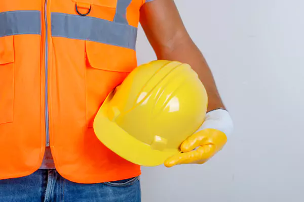 homem de uniforme com luvas segurando capacete 68a2557957b90 homem de uniforme com luvas segurando capacete